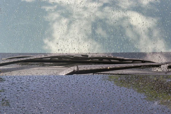 Water druppels op de motorkap en voorruit van zwarte auto nadat gestopt met regenen — Stockfoto