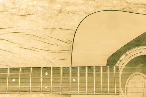 Ahşap arka plan üzerinde vintage tonda klasik gitar