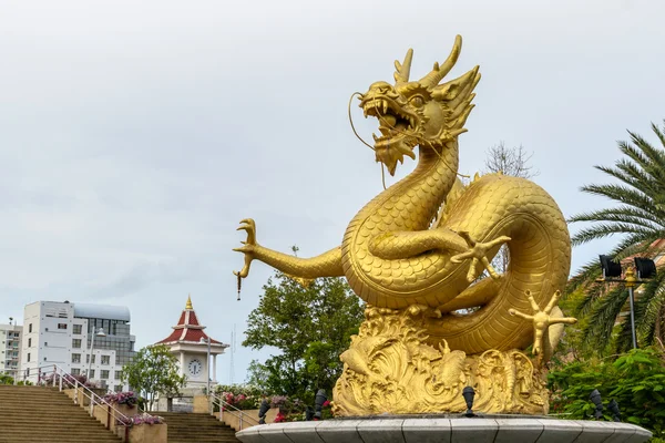 Statue of golden dragon in the Queen Sirikit Public Park in Phuket — Stock Photo, Image