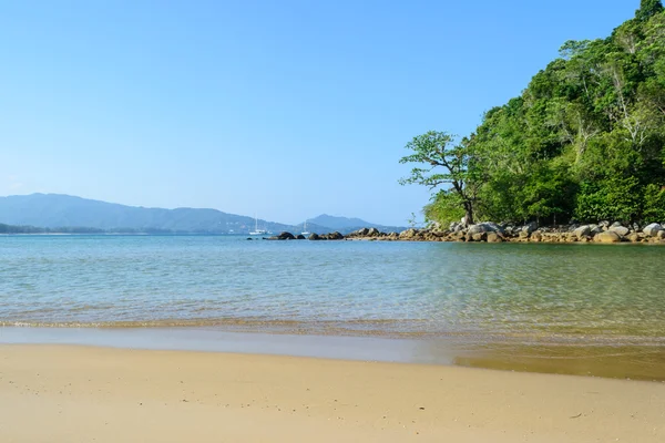 Layan Beach med blå himmel i Phuket, Thailand — Stockfoto