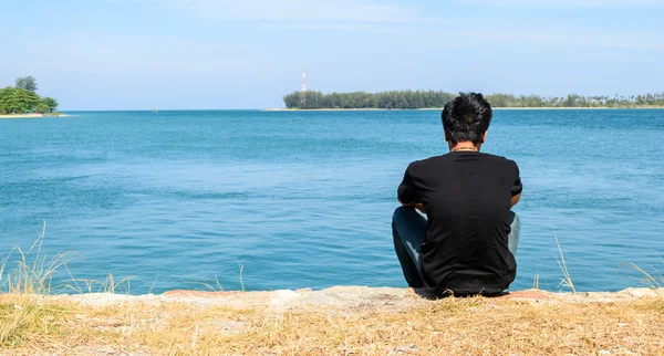 genç adam sahilde rahatlatıcı