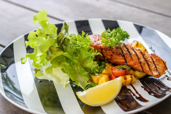 Salmone alla griglia con limone e mango. Focus selettivo Foto Stock