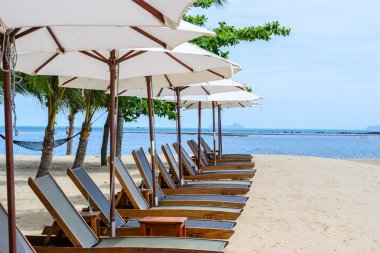 Plaj sandalyeleri bulutlu mavi gökyüzü, Koh Samui Tayland ile sahilde