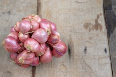 Tahta bir masada kırmızı soğan