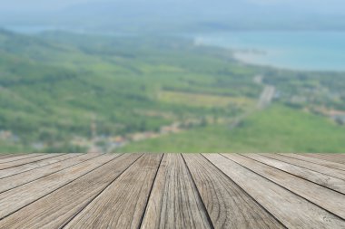 Ahşap masa üstü bulanık doğa sahne görünümü windows uçak ile