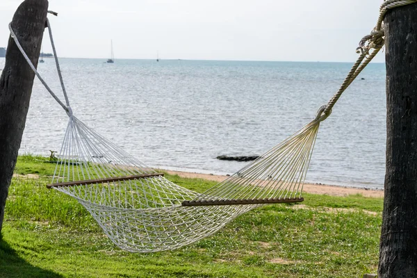 Hamak między palmami kokosowymi, z tle beach, Koh Samui Tajlandia — Zdjęcie stockowe