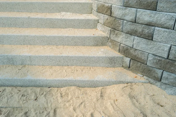 Schody betonowe z kamieni obok i piaszczystej plaży — Zdjęcie stockowe