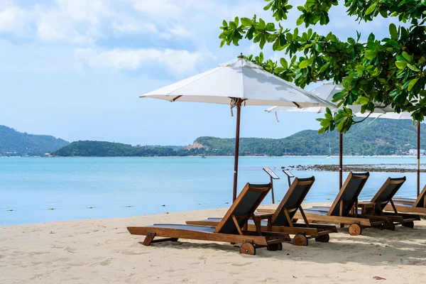 Sillas de playa en la playa con cielo azul y sombrilla blanca, isla de Koh Samui en Tailandia — Foto de Stock