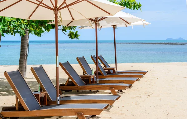 Sillas de playa en la playa con cielo azul, Koh Samui en Tailandia — Foto de Stock