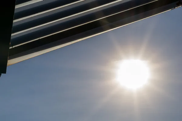 Suddig och dålig belysning i solljus på toppen och tak. — Stockfoto
