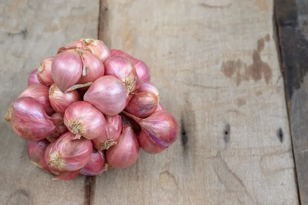 Tahta bir masada kırmızı soğan