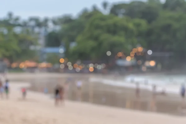 Imagen borrosa.Turistas en la playa de Kata en Phuket, Tailandia — Foto de Stock