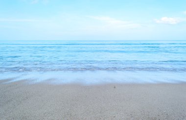 Güzel tropikal deniz manzarası ve açık gökyüzü arka plan