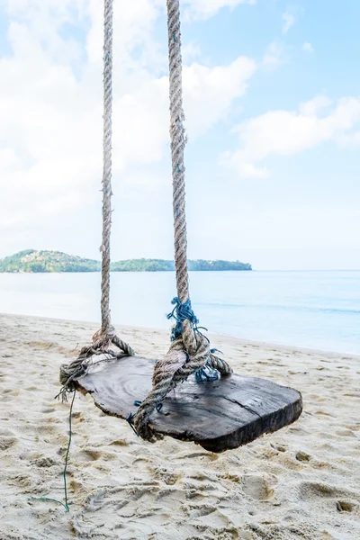 Columpio de madera en la playa y cielo azul — Foto de Stock