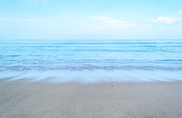 Bela paisagem marinha tropical e fundo céu claro — Fotografia de Stock