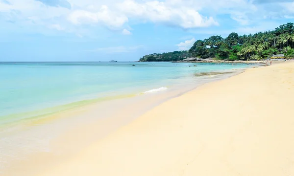 Playa tropical de arena blanca y cielo azul. — Foto de Stock