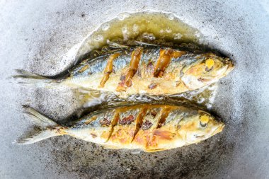 Tavada kızarmış balık.