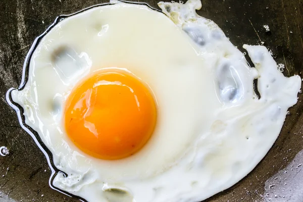 Smažené vejce na pánvi — Stock fotografie