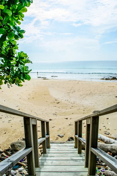 Escalera de madera hasta la playa de arena — Foto de Stock