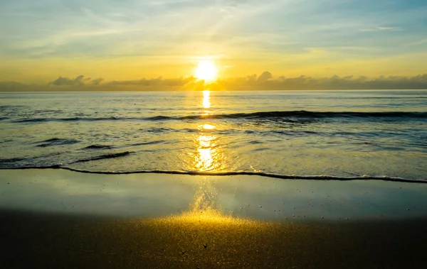 Nascer do sol na hora da manhã na praia — Fotografia de Stock