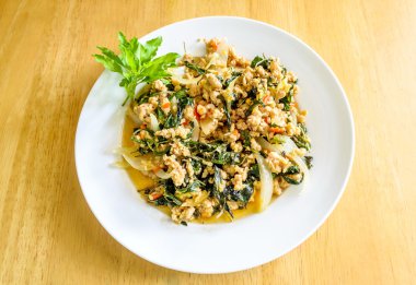 Tayland baharatlı yemekleri fesleğen domuz