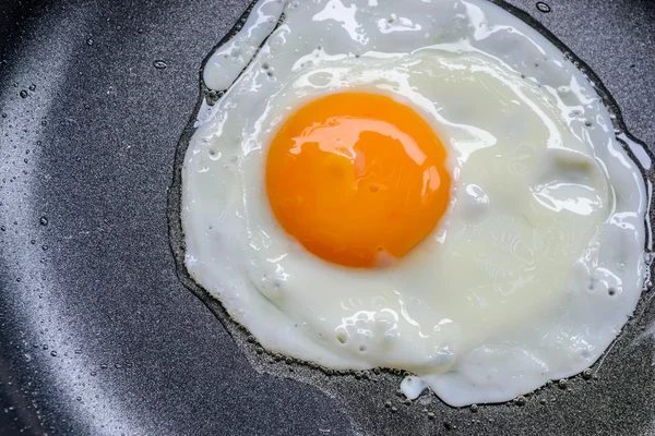 Bir tavada kızarmış yumurta — Stok fotoğraf