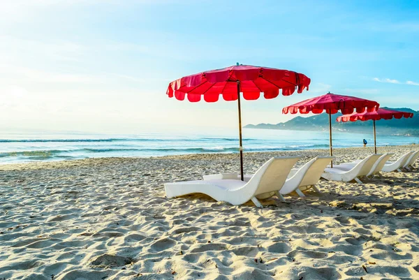 Sittande på stranden — Stockfoto