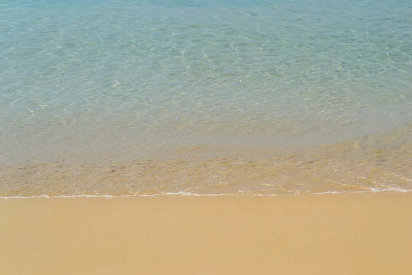 Mar de água clara e areia — Fotografia de Stock
