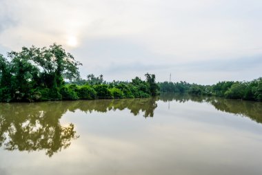 nehir ve mavi gökyüzü