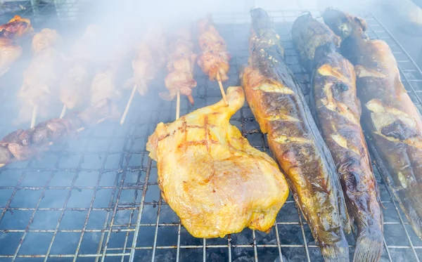 Bagres y pollo a la parrilla . — Foto de Stock