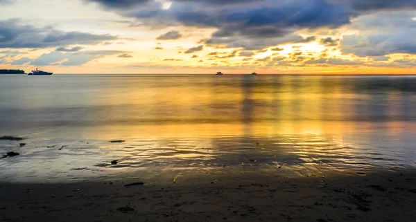 Sunset on the beach phuket in Thailand — Stock fotografie