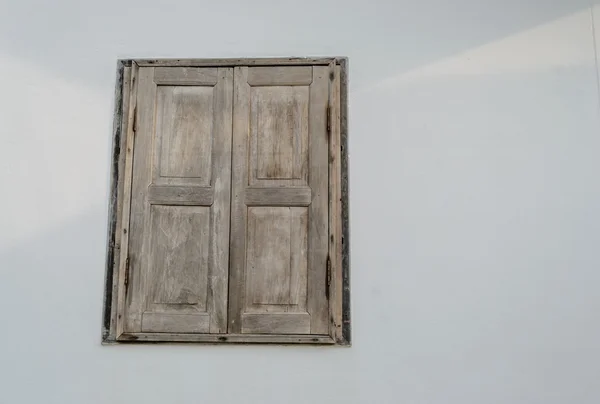 Oude houten huis raam — Stockfoto