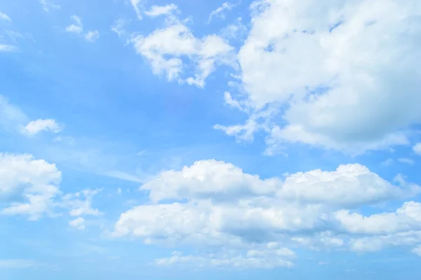Açık mavi gökyüzü ve beyaz bulutlar
