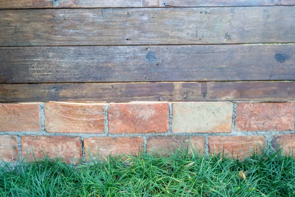 Muri di mattoni con legno ed erba — Foto Stock
