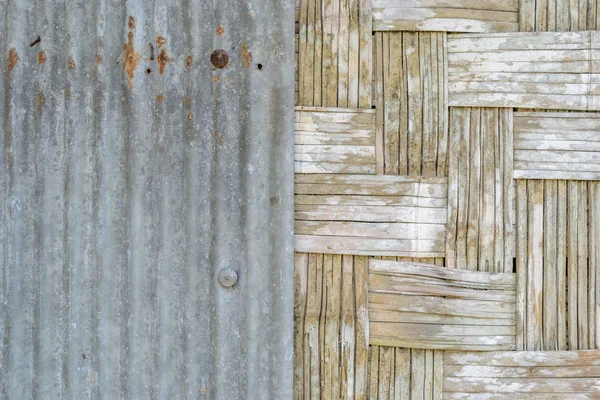 Zinc sheet with woven bamboo wall — 图库照片