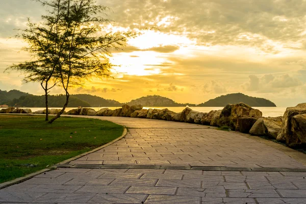 Taş sapan hin Park gündoğumu Phuket ile yol yürümek — Stok fotoğraf