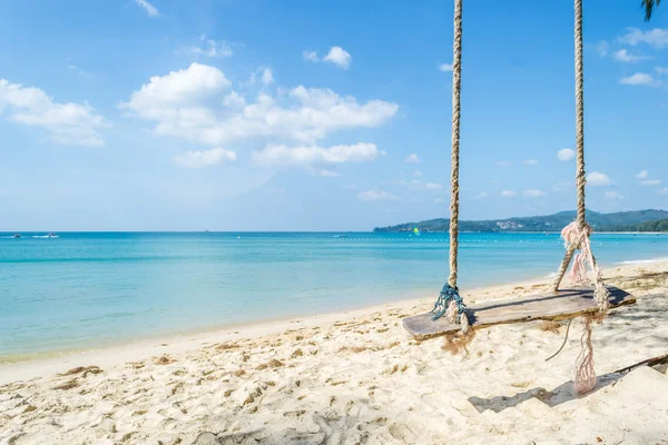 Columpio de madera en la playa y cielo azul — Foto de Stock