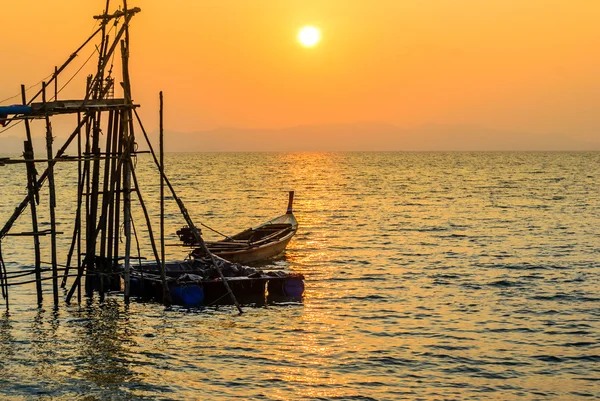 Sunrise beach, geleneksel Tay tekneler — Stok fotoğraf