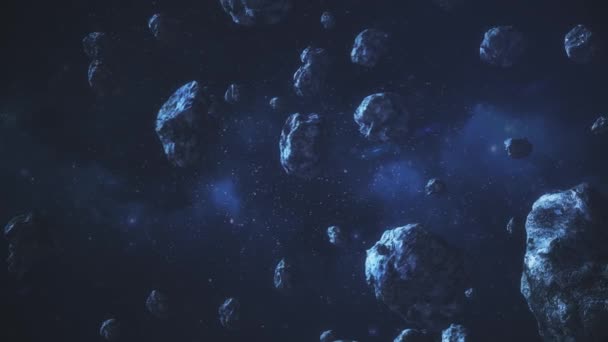 Астероиды медленно летают слева направо в открытом пространстве на фоне звезд и туманностей. Космическую анимацию можно использовать в качестве фона или экранопилы для презентаций — стоковое видео