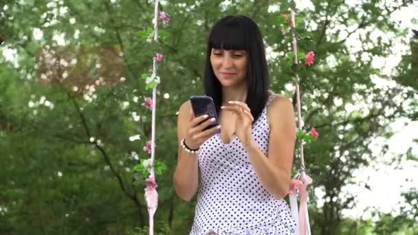 Una mujer joven utiliza un teléfono, animación con una interfaz de usuario le gusta, seguidores, comentarios para las redes sociales desde un teléfono inteligente — Vídeo de stock
