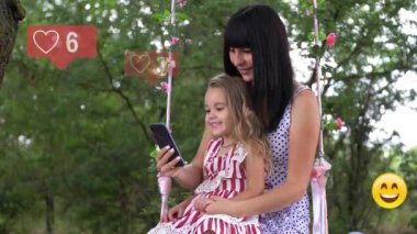 Çocuklu genç bir kadın telefon kullanıyor, arayüz benzeri bir kullanıcı ile animasyon, takipçiler, akıllı telefondan sosyal ağlar için yorumlar.