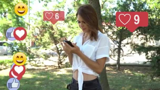Młoda kobieta korzysta z telefonu, animacja z interfejsem użytkownika lubi, zwolenników, komentarze do portali społecznościowych ze smartfona — Wideo stockowe