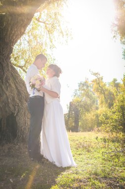 Genç gelin ve Damat Düğün gününde doğada yürüyüş