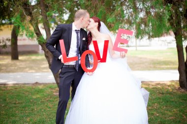 Genç gelin ve Damat Düğün gününde doğada yürüyüş