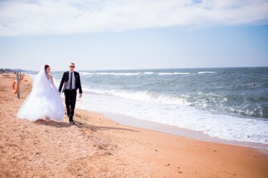 Genç gelin ve Damat Düğün gününde doğada yürüyüş