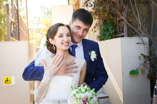 Jovem noiva e noivo caminham na natureza no dia do casamento — Fotografia de Stock