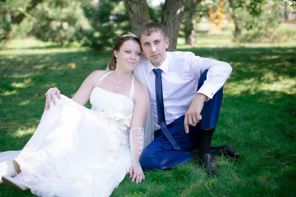 Молода наречена і наречена гуляють на природі в день весілля — стокове фото