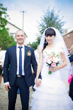 Genç gelin ve Damat Düğün gününde doğada yürüyüş