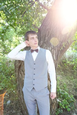 Genç gelin ve Damat Düğün gününde doğada yürüyüş