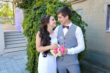 Genç gelin ve Damat Düğün gününde doğada yürüyüş